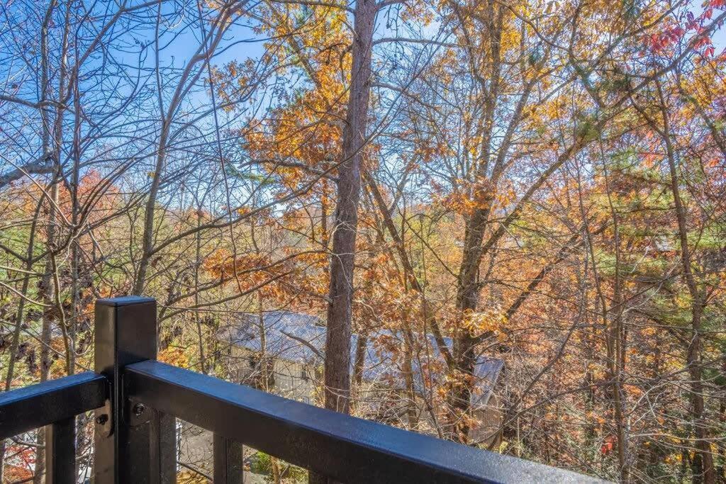Sasquatch Lodge E Sleeps 13 Гатлінбург Екстер'єр фото